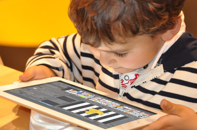 Kind mit Tablet verwendet die AmblyoCare App