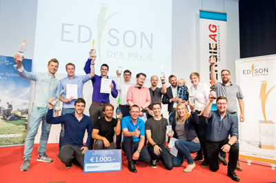 Die Gewinner des Edison 2018 stehen beisammen und halten ihre Preise in die Luft