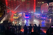 3 Feuerwehrautos stehen vor beleuchtetem Ars Electronica Center