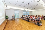 Eine Klasse sitzt im Vortragssaal. Der Softwarepark Hagenberg wird präsentiert und stellt sich vor.